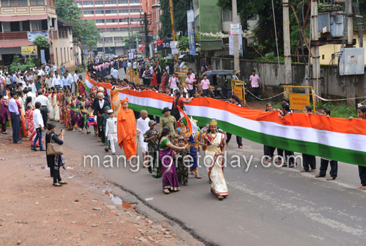 Students form human chain to display 305 meter long National Flag  